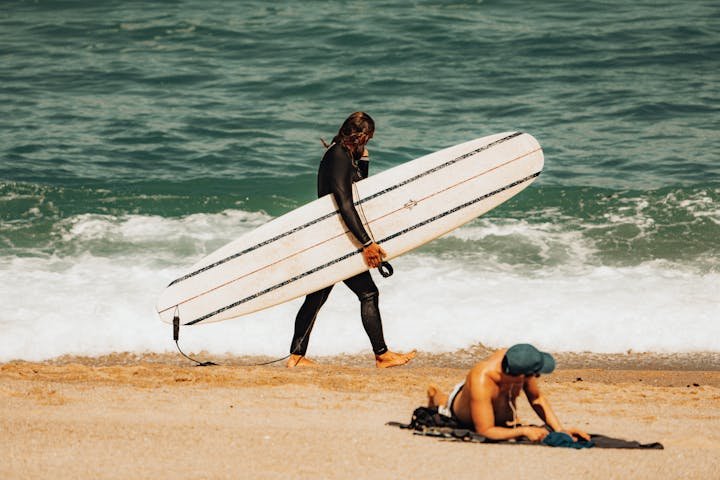 Surfer Walking on Beach - Photo by Tanhauser Vázquez R. : pexels.com